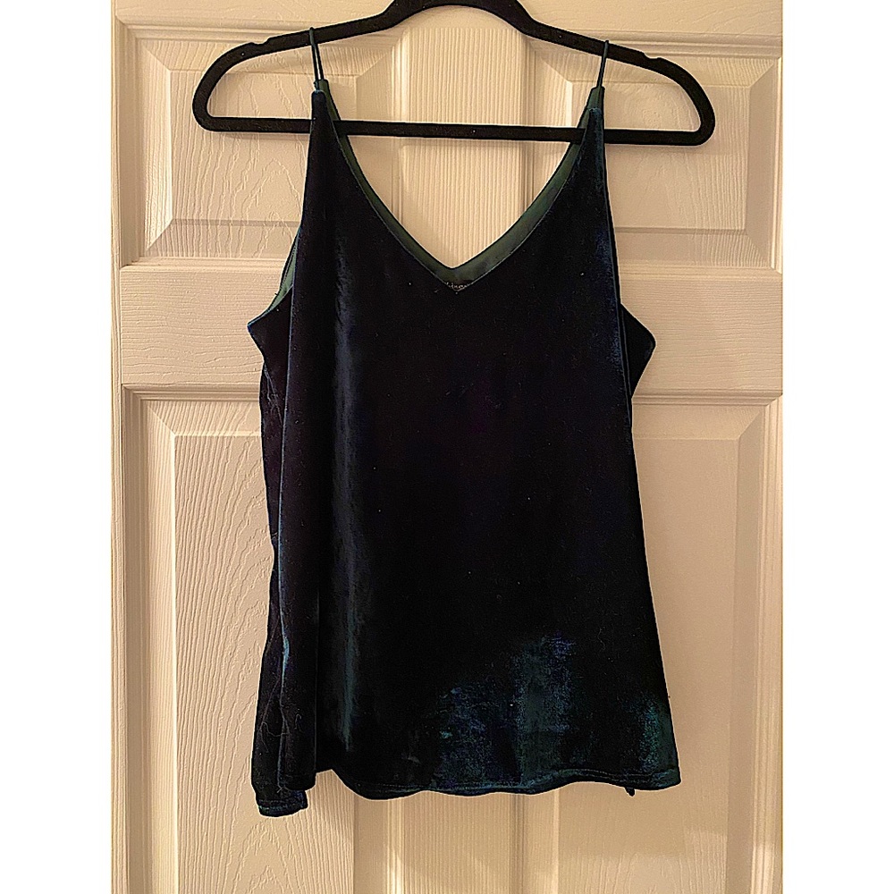 🎄NWOT Gorgeous Emerald Green Top🎄